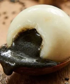 台湾味 黒ごま湯圓 芝麻湯圓 とろける餡 爆漿 白玉団子 厚な黒ごま餡がとろけ出す特製湯圓（タンユエン）のアップ写真
