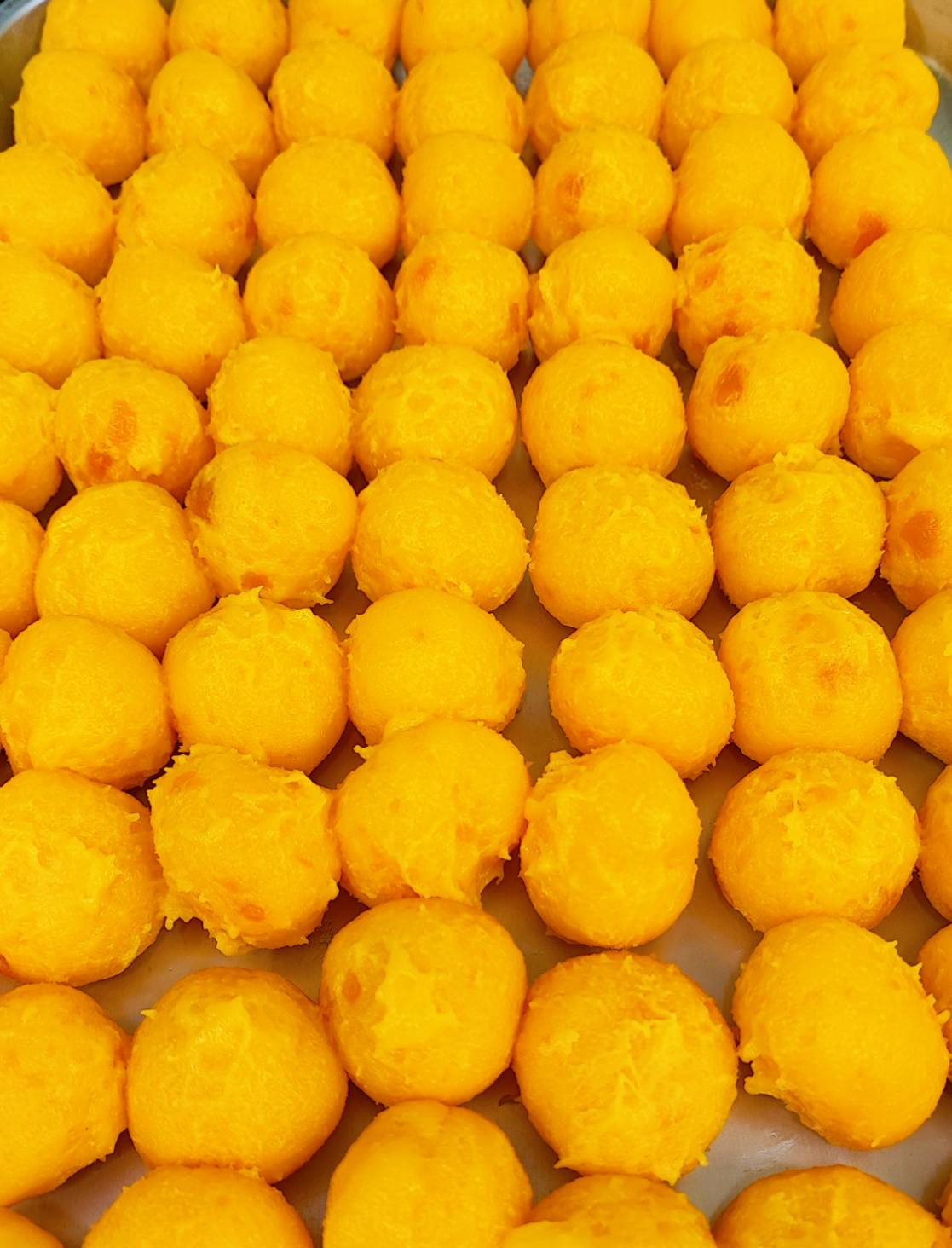 【台湾味】とろ〜り爆漿!塩卵入り黄金カスタードまん「流沙包(リュウサーバオ)」甘じょっぱい絶品 - 画像 (4)