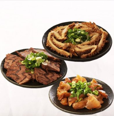 解凍するだけで食べられる台湾料理の真空パックお取り寄せ。お正月の準備を時短できる牛肉三宝セット。 正月のおつまみに最適な本格台湾料理、牛肉三宝の盛り合わせ。ビールや日本酒に合う醤油ベースの煮込み。 2026年おせちの肉料理におすすめな台湾の牛肉三宝（牛スネ、ハチノス、牛スジ）。台北一流ホテル出身シェフの手作り。 牛肉三宝 2026年おせち おせちに飽き 【2026おせち】本格牛肉三種盛り（牛スネ・牛筋・ハチノス）