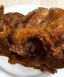 柔らかく煮込まれた台湾式牛スネ肉の煮込み。コラーゲン豊富で、おせちの箸休めに人気の肉料理。 牛肉の三宝 -牛すね肉、牛アキレス、牛ハチノス