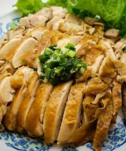 台湾風蒸し鶏のネギ油ソースかけ (Taiwanese Steamed Chicken with Scallion Oil) 広東式葱油鶏 おせち 【2026おせち】ご飯が止まらない！鶏もも肉の葱油煮込み「蔥油雞」（タレが染みた温かいおかず）