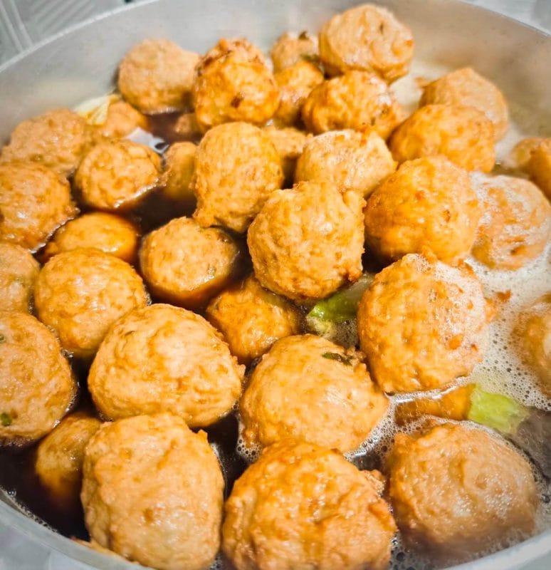 煮込んだふわふわとした台湾肉団子