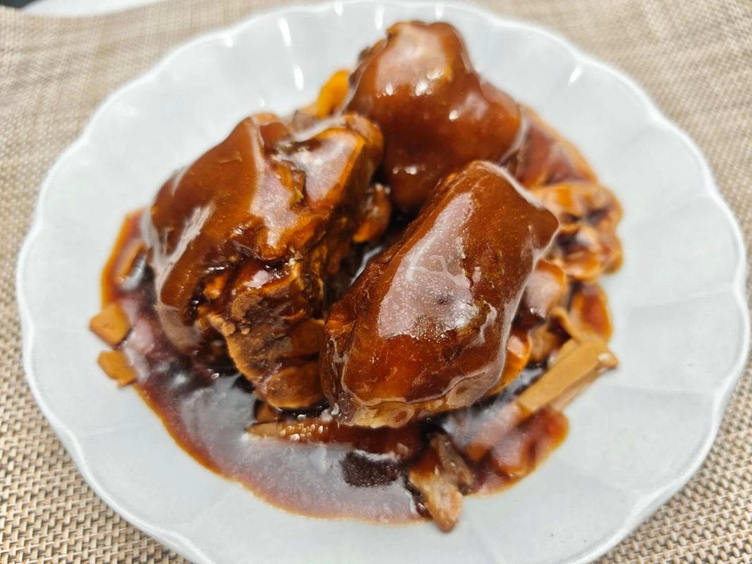 【おせち】トロトロ豚スネ肉の台湾風角煮（特製メンマ付き・筍絲蹄膀） 【大晦日の夕飯が決まらない方へ】年越しそばのお供に！2026年は「巨大・豚角煮（蹄膀）」でガッツリ年越ししませんか？ 台北アンバサダーホテル出身シェフが作る紅焼蹄膀（豚スネ肉の煮込み） 静岡産の豚肉を使用したおせち料理