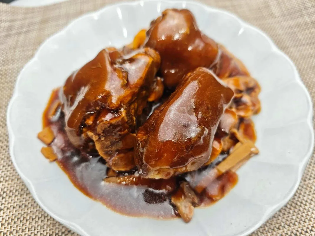 【おせち】トロトロ豚スネ肉の台湾風角煮（特製メンマ付き・筍絲蹄膀） 【大晦日の夕飯が決まらない方へ】年越しそばのお供に！2026年は「巨大・豚角煮（蹄膀）」でガッツリ年越ししませんか？ 台北アンバサダーホテル出身シェフが作る紅焼蹄膀（豚スネ肉の煮込み） 静岡産の豚肉を使用したおせち料理