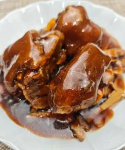 【おせち】トロトロ豚スネ肉の台湾風角煮（特製メンマ付き・筍絲蹄膀） 【大晦日の夕飯が決まらない方へ】年越しそばのお供に！2026年は「巨大・豚角煮（蹄膀）」でガッツリ年越ししませんか？ 台北アンバサダーホテル出身シェフが作る紅焼蹄膀（豚スネ肉の煮込み） 静岡産の豚肉を使用したおせち料理