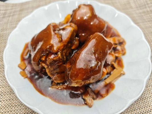 【おせち】トロトロ豚スネ肉の台湾風角煮（特製メンマ付き・筍絲蹄膀） 【大晦日の夕飯が決まらない方へ】年越しそばのお供に！2026年は「巨大・豚角煮（蹄膀）」でガッツリ年越ししませんか？ 台北アンバサダーホテル出身シェフが作る紅焼蹄膀（豚スネ肉の煮込み） 静岡産の豚肉を使用したおせち料理