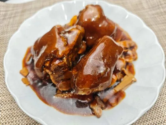 【おせち】トロトロ豚スネ肉の台湾風角煮（特製メンマ付き・筍絲蹄膀） 【大晦日の夕飯が決まらない方へ】年越しそばのお供に！2026年は「巨大・豚角煮（蹄膀）」でガッツリ年越ししませんか？ 台北アンバサダーホテル出身シェフが作る紅焼蹄膀（豚スネ肉の煮込み） 静岡産の豚肉を使用したおせち料理