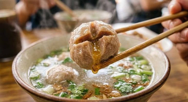 箸で持ち上げると肉汁が滲み出る、驚きの弾力を持つ台湾味の貢丸（ポーク肉団子）