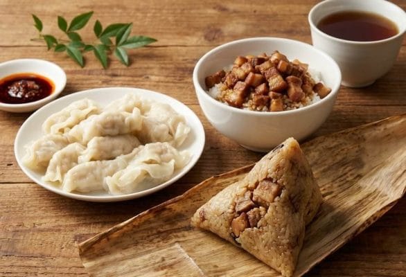 静岡市ふるさと納税の返礼品、「台灣味」の台湾グルメセット（冷凍水餃子、台灣肉ちまき、魯肉飯）。木目調のテーブルに茶器や醤油と共に並べられた美味しそうな料理の集合写真。