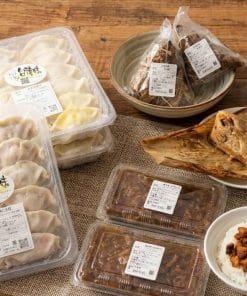 静岡市ふるさと納税の返礼品、「台灣味」の台湾グルメセット(冷凍水餃子、台灣肉ちまき、魯肉飯)。木目調のテーブルに茶器や醤油と共に並べられた美味しそうな料理の集合写真。