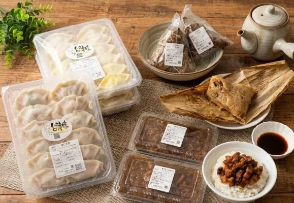 静岡市ふるさと納税の返礼品、「台灣味」の台湾グルメセット（冷凍水餃子、台灣肉ちまき、魯肉飯）。木目調のテーブルに茶器や醤油と共に並べられた美味しそうな料理の集合写真。