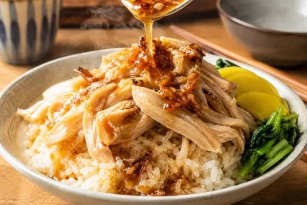 温かいご飯に特製ダレをかけた台湾味の本格鶏肉飯（ジーローハン）