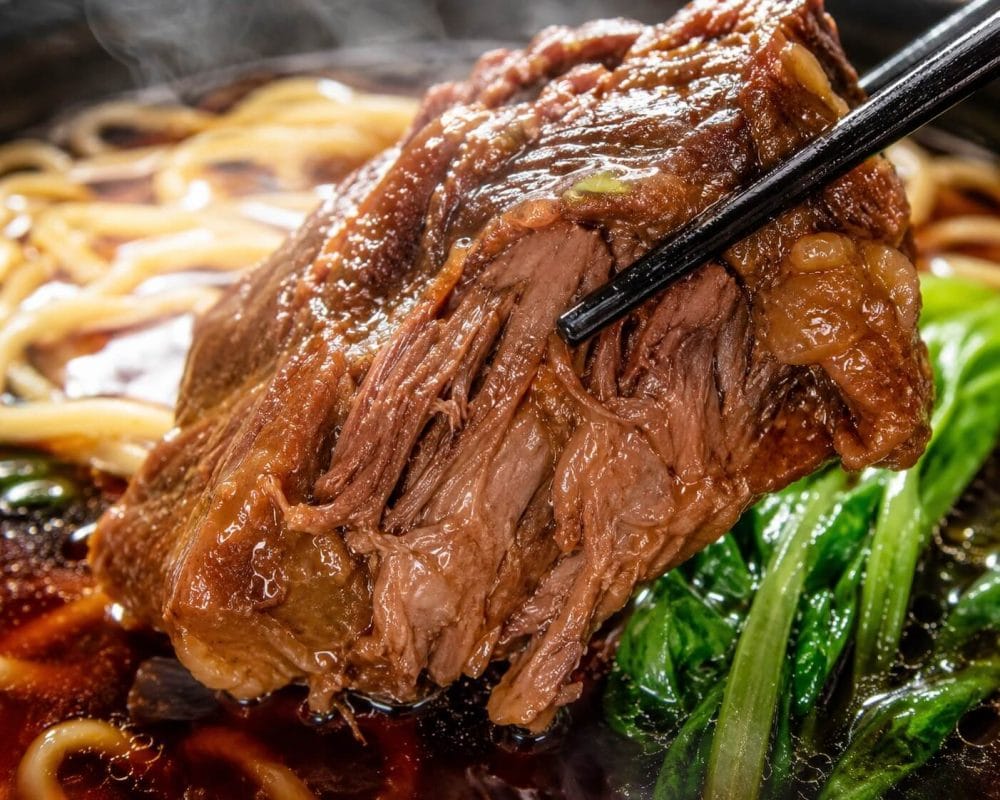 通販でお取り寄せ!温めるだけで大塊の牛肉がホロホロと崩れる、台湾味の冷凍・本格台湾牛肉麺