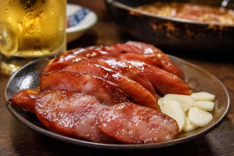 温めるだけで絶品おつまみに。台湾味の冷凍お取り寄せ台湾ソーセージ(香腸)と生ニンニク。