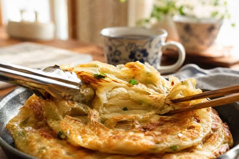 温めるだけでサクふわ食感！台湾味のお取り寄せ冷凍葱抓餅（台湾ネギパイ）。職人手作りの層が美しい本場の味。