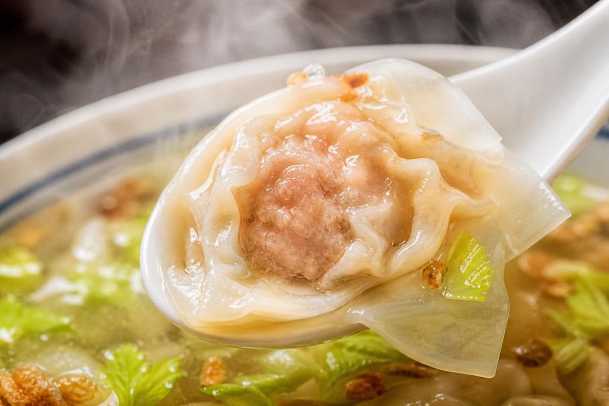 通販でお取り寄せ！お湯で茹でるだけで極薄皮から豚肉の旨味が透けて見える、台湾味の冷凍・本格台湾ワンタン（扁食）