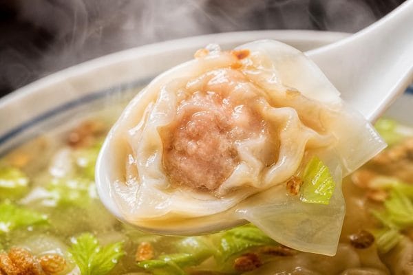 通販でお取り寄せ！お湯で茹でるだけで極薄皮から豚肉の旨味が透けて見える、台湾味の冷凍・本格台湾ワンタン（扁食）
