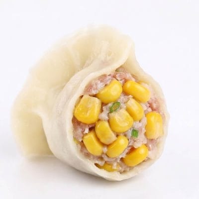 甘いコーンとジューシーな豚肉がたっぷり詰まった「台湾味」特製手作り水餃子の断面写真