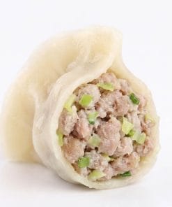新鮮なキャベツと豚肉の餡がぎっしり詰まった「台湾味」特製手作り水餃子の断面写真