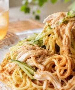 濃厚なごまだれが絡んだ台湾涼麺（リャンミェン）と蒸し鶏、きゅうり