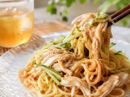 濃厚なごまだれが絡んだ台湾涼麺（リャンミェン）と蒸し鶏、きゅうり