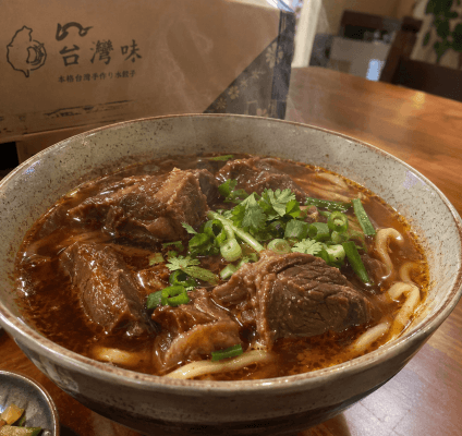 通販でお取り寄せできる【台湾味】の本場台湾牛肉麺。ホロホロの大きなお肉と数十種類のスパイスが香る濃厚スープ