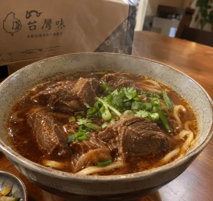 通販でお取り寄せできる【台湾味】の本場台湾牛肉麺。ホロホロの大きなお肉と数十種類のスパイスが香る濃厚スープ