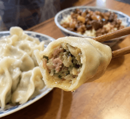 本当に美味しい餃子を探している方へ。肉汁が溢れ出す本場台湾の「もっちり厚皮水餃子」の断面
