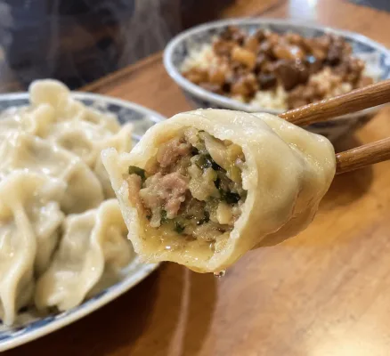 本当に美味しい餃子を探している方へ。肉汁が溢れ出す本場台湾の「もっちり厚皮水餃子」の断面