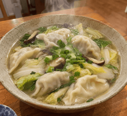 カロリーを抑えたヘルシーな餃子スープ。お野菜たっぷりで絶対に破れない台湾味の厚皮水餃子を使用