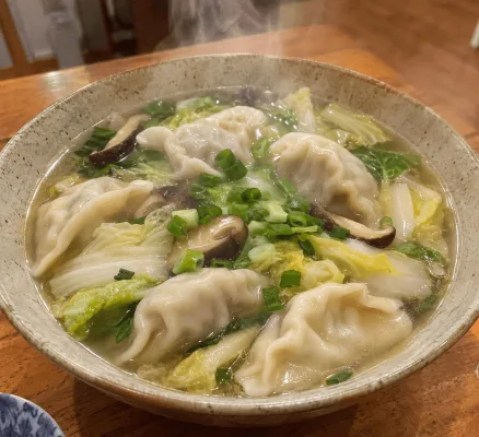 カロリーを抑えたヘルシーな餃子スープ。お野菜たっぷりで絶対に破れない台湾味の厚皮水餃子を使用