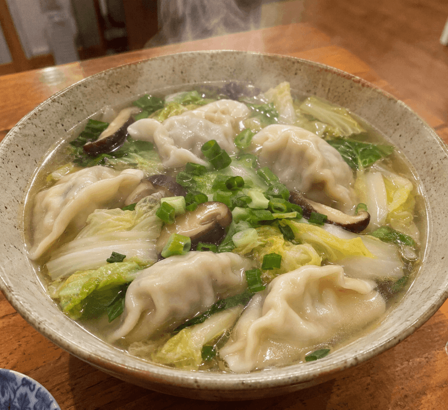 カロリーを抑えたヘルシーな餃子スープ。お野菜たっぷりで絶対に破れない台湾味の厚皮水餃子を使用