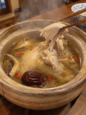 参鶏湯（サムゲタン）のお取り寄せをお探しの方へ。お箸でホロホロ崩れる鶏肉と薬膳の香りが溶け出した【台湾味】の極上・台湾薬膳スープ