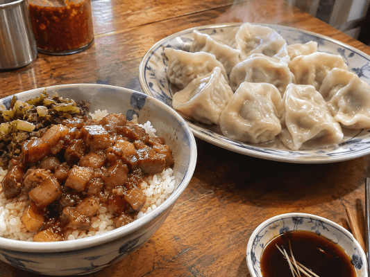 台湾の料理の定番名物、専門店の本格ルーローハン（魯肉飯）ともっちり厚皮水餃子
