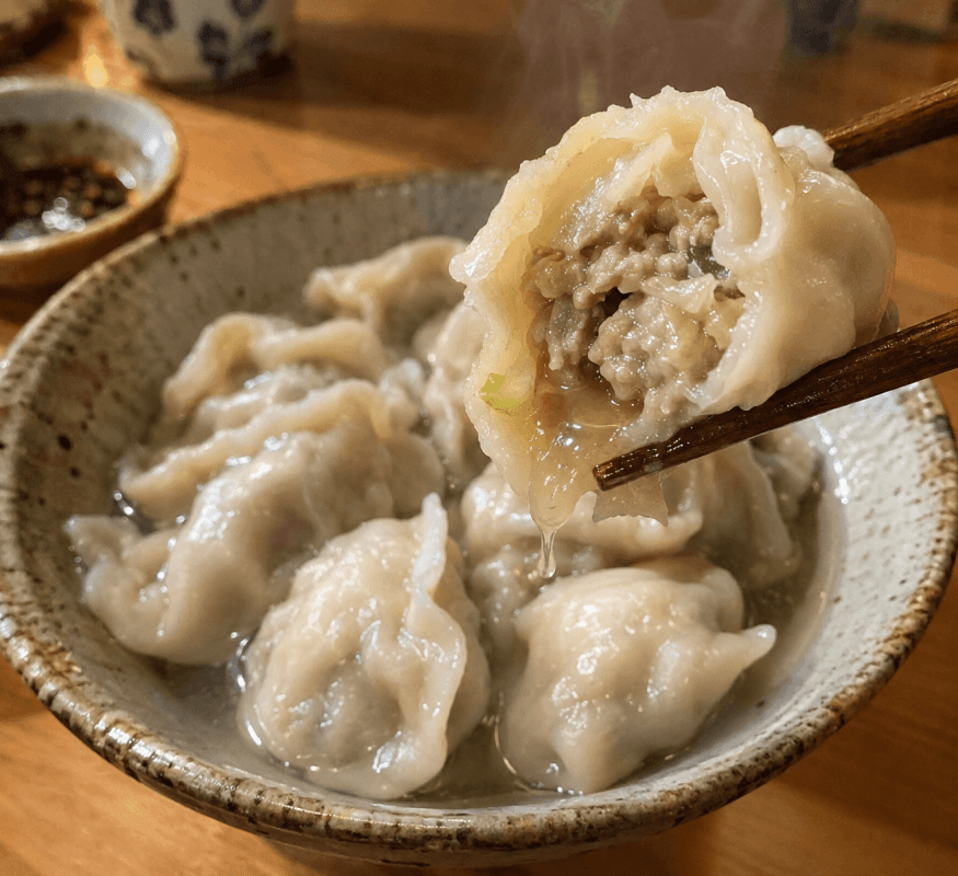 激しく煮込んでも破れない本場台湾のもっちり厚皮冷凍水餃子。お箸で割ると小籠包のようにジューシーな肉汁が溢れ出します