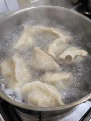 市販の冷凍餃子をゆでると破れる悩みを解決！沸騰したお湯で茹でても絶対に破れない【台湾味】のもっちり厚皮水餃子