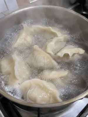市販の冷凍餃子をゆでると破れる悩みを解決！沸騰したお湯で茹でても絶対に破れない【台湾味】のもっちり厚皮水餃子