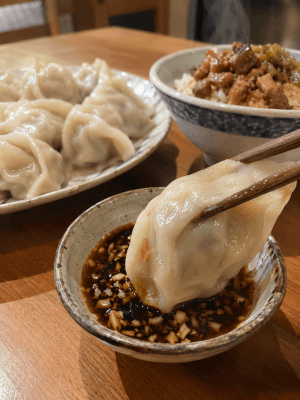 水餃子は何つける？台湾人がおすすめする絶品ニンニク醤油ダレ（つけダレ）と、絶対に破れないもっちり厚皮水餃子