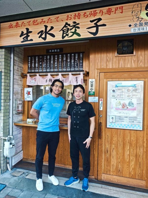 台湾プロ野球のスター林家正選手が静岡市清水区の本格台湾料理店「台湾味」に来店した際の記念写真