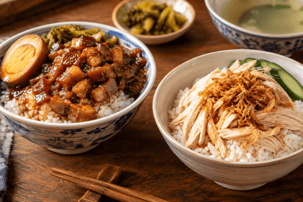 台湾の2大ソウルフード対決！濃厚な豚肉のルーローハン（魯肉飯）とさっぱり鶏油が香るジーローハン（鶏肉飯）