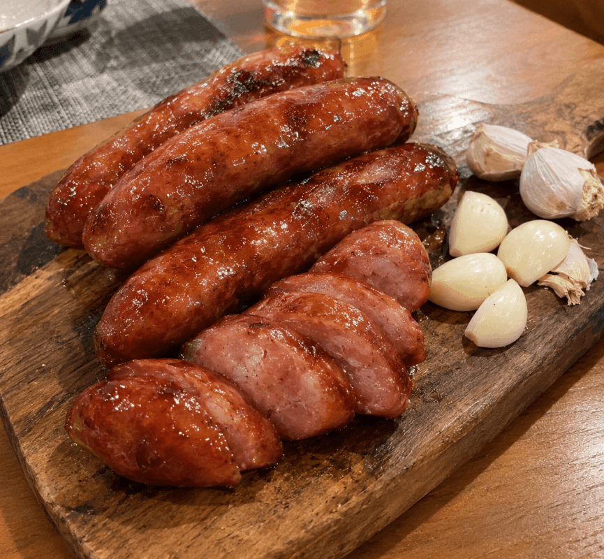 絶対に焦げない「水煎法」で焼いたジューシーな台湾ソーセージ(香腸)と、本場台湾流の食べ方に欠かせない生の白ニンニク
