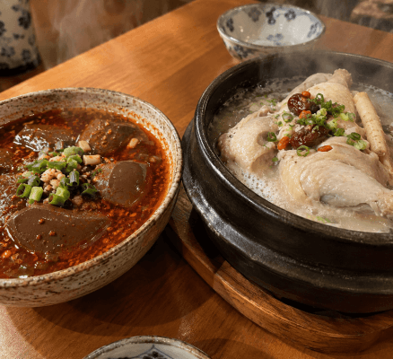 ぷるぷる食感の麻辣鴨血（マーラーヤーシェ）と、ホロホロに煮込まれたコラーゲンたっぷりの参鶏湯（サムゲタン）