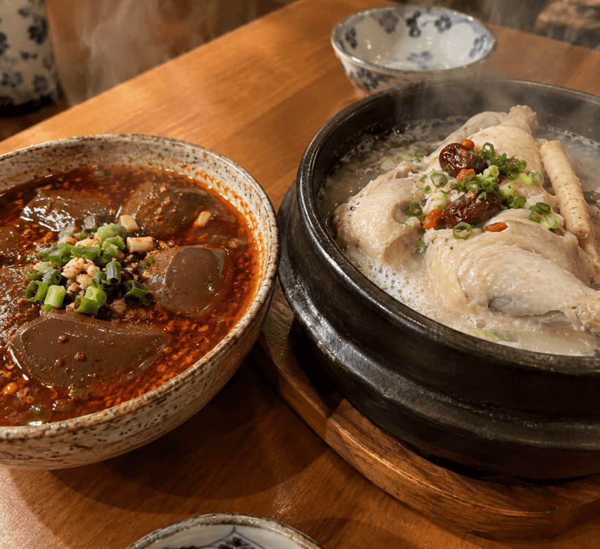 ぷるぷる食感の麻辣鴨血(マーラーヤーシェ)と、ホロホロに煮込まれたコラーゲンたっぷりの参鶏湯(サムゲタン)