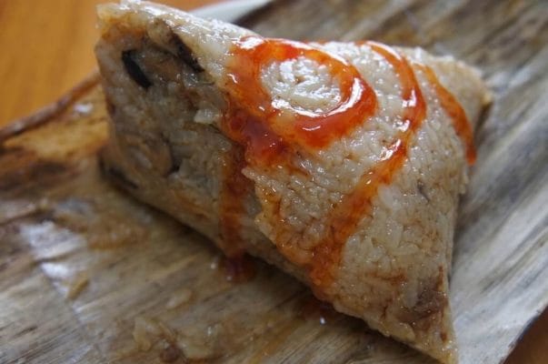 スイートチリソース（甜辣醬）をたっぷりかけた台湾味のもっちり肉粽（ちまき）